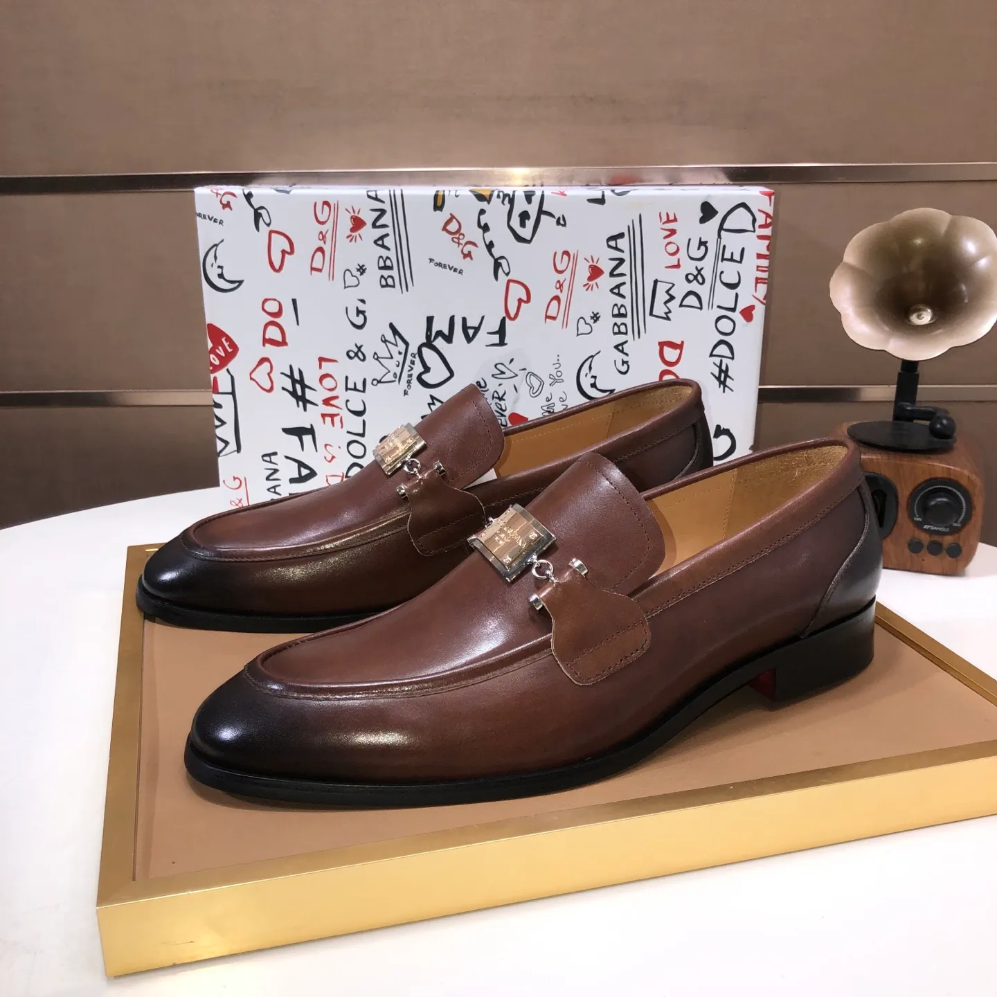 Ex-factory price 500💰DG top quality🔍🔍men's new leather shoes🚹Sold simultaneously at counters⚠Shoe uppers are imported cowhide from Italy, fully imported cowhide lining, imported accessories💪💪, completely 1⃣️ to 1⃣️replica🇮🇹 💪💪, ⚠Sole: The original sole is specially provided by the original factory, the exclusive movable molded sole is super comfortable, ⚠The original factory follows the order, 🔍🔍high quality, you can enter and exit the counter at will, welcome to compare ⚠Number of sizes: 38-44 (45 customized)